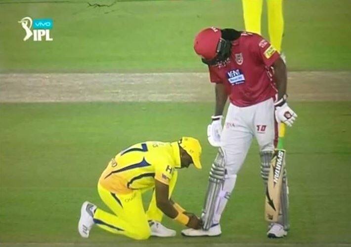 Gayle actually asked Bravo to help him out with shoe laces and the Super Kings all-rounder happily obliged in a great gesture of sportsmanship.