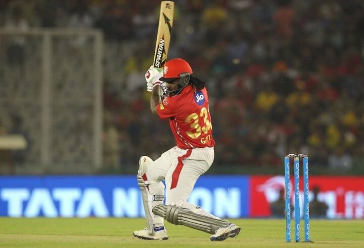 जी हां, आपने ठीक पहचाना अब यूनिवर्स बॉस क्रिस गेल की ही बात कर रहे हैं. उन्होंने कल रात महज़ 33 गेंदों में 63 रनों की पारी खेल विरोधी टीम की मुश्किलें बढ़ा दी. अपनी इस पारी में गेल ने 4 छक्के और 7 चौके लगाए.
