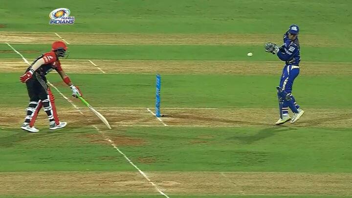 लक्ष्य का पीछा कर रही रॉयल चैलेंजर्स बैंगलोर की पारी के 12वें ओवर की चौथी गेंद पर कोहली ने आउट साइड ऑफ पर रन लेने की कोशिश की. लेकिन हार्दिक पांड्या ने बाउंड्री लाइन से कीपर एंड पर थ्रो फेंकी जो सीधे जाकर इशान किशन की आंख पर जा लगी.