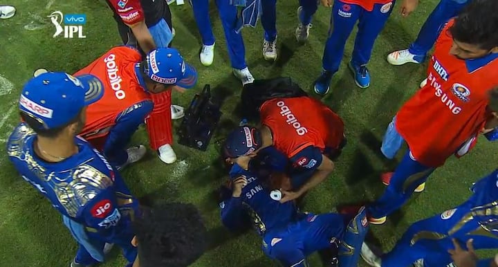 गेंद लगने के बाद इशान किशन दर्द से कराहते हुए ज़मीन पर लेट गए. ये चोट इतना दर्दनाक थी कि जिसे देखकर पूरी टीम घबरा गई.