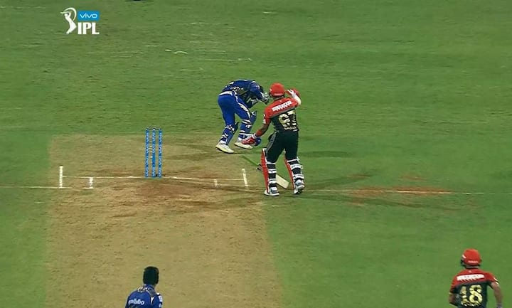 खुद विरोधी टीम के बल्लेबाज़ सरफराज़ खान ने जैसे ही देखा कि इशान को इतनी तेज़ गेंद लगी है तो उनके हाथ से भी बल्ला छूट गया.