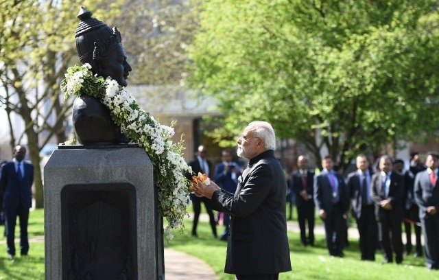 PM Narendra Modi takes Lingayat issue to UK, pays floral tributes at Basaveshwara statue in London PM Modi takes Lingayat issue to UK, pays tributes at Basaveshwara bust in London