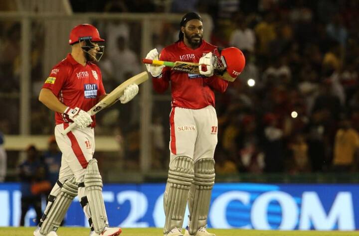 वहीं आईपीएल में गेल ने चार बार एक पारी में दस या उससे अधिक छक्के लगाने कारनामा किया है.