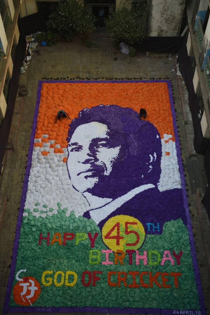 क्रिकेट के भगवान का दर्जा रखने वाले महान बल्लेबाज सचिन तेंदुलकर मंगलवार को 45 साल के हो गए. उनके जन्मदिन को खास बनाने के लिए पूरे देश में अलग-अलग जगहों पर उन्हें अलग-अलग अंदाज में बधाइयां दी गईं.