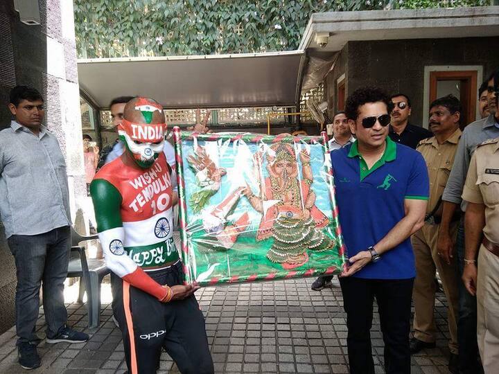 सचिन के सबसे बड़े फैन सुधीर गौतम ने खुद सचिन के साथ उनका जन्मदिन मनाया.