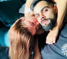 अनुष्का ने फिर की विराट के स्टाइल की कॉपी