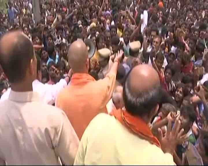 Kushinagar: Agitating crowd blocks Yogi's way to accident spot Kushinagar: Agitating crowd blocks Yogi's way to accident spot, CM returns without visiting