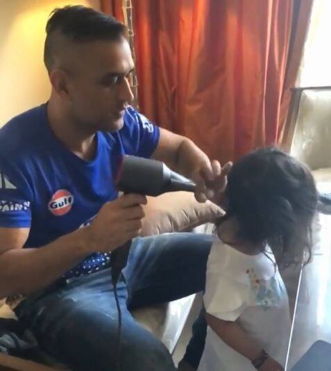 rnमैच खत्म होने के बाद धोनी बेटी जीवा के साथ सोशल मीडिया पर वायरल हो रहे हैं.