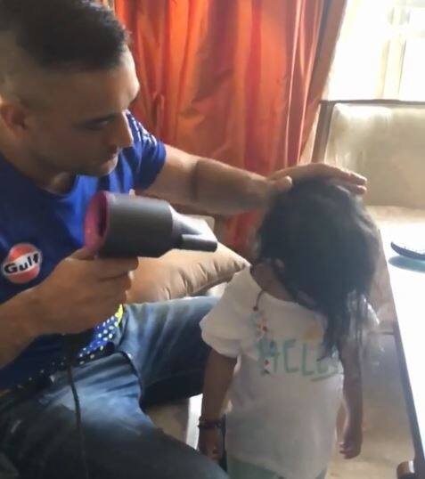 rnदरअसल इस दौरान धोनी बेटी जीवा को तैयार करते नजर आ रहे हैं.