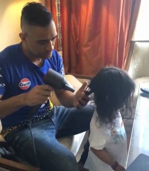 धोनी ने इसके साथ ही लिखा, ”मैच खत्म हो गया है, अब पापा अपने काम पर लग गए हैं. इसके साथ ही अब हम एक एक अच्छी नींद लेगें.” 