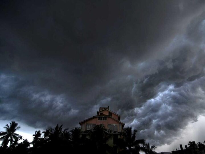 Weather Alert: Dust storm, thundershower to hit Delhi NCR in next 2-4 hours Weather Alert: Dust storm, thundershower likely to hit Delhi NCR in next 2-4 hours