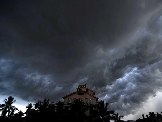 Weather Alert: Dust storm, thundershower likely to hit Delhi NCR in next 2-4 hours Weather Alert: Dust storm, thundershower to hit Delhi NCR in next 2-4 hours