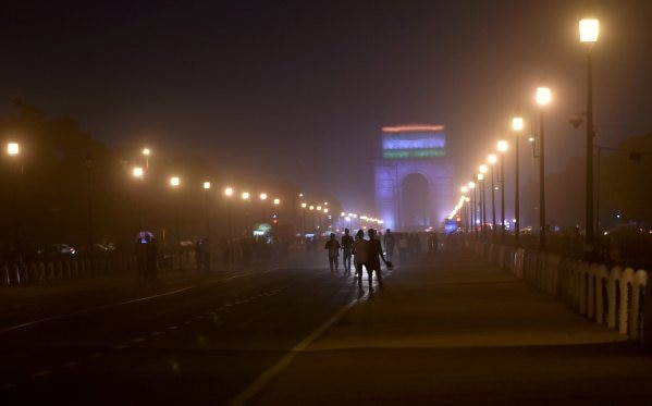 Dust storm fear fades in Delhi, 4 injured in Badarpur wall collapse Dust storm effect fades in Delhi NCR, 5 injured in Badarpur wall collapse