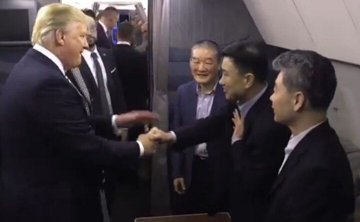 Trump personally welcomes 3 Americans freed by North Korea back to the US 'Welcome Home', Trump personally receives the 3 American prisoners freed by N Korea