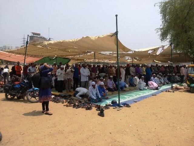 Amid tight security, hundreds of Muslims offered Namaaz in 37 open plots of Gurugram. Muslims groups had earlier demanded 125 open spaces but after a discussion with the police and local administration it was decided that 37 plots would be allotted. PIC/Ankit Gupta (ABP News)