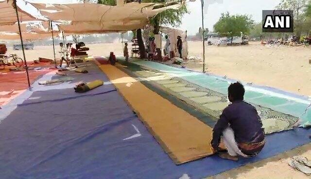 While the right wing groups are vehemently opposing the trend of offering Namaz in the open areas, those belonging to the Muslim groups have been seeking police aid for their security. Mats and carpets being laid out for Namaaz. PIC/ANI