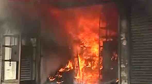 Maharashtra: Clashes in Aurangabad over 'water'; 40 shops & 50 vehicles torched Maharashtra: Clashes in Aurangabad over 'water', 40 shops & 50 vehicles torched; 2 dead