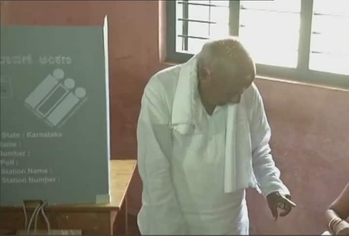 Former Prime Minster of India Deve Gowda also came to cast his vote. IMAGE: ANI