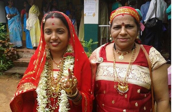 Karnataka Elections: This bride who came to vote just before her wedding stole the show from celebs Karnataka Elections: Bride goes to polling booth hours before her wedding, pic goes viral