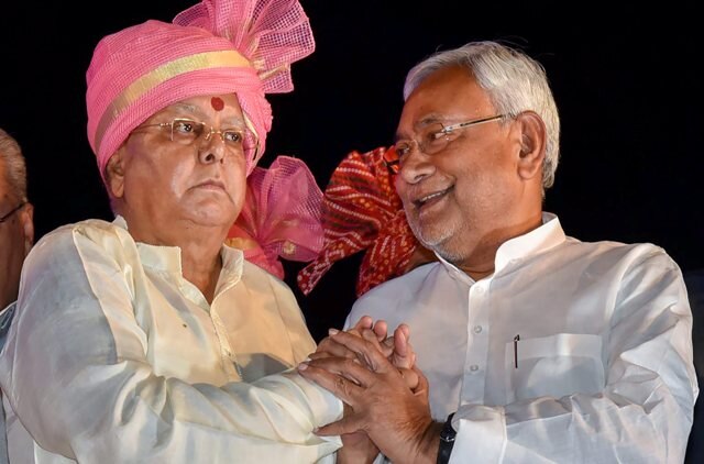 Nitish Kumar, Lalu Yadav shake hands as Bihar CM attend Tej Pratap's wedding Nitish Kumar, Lalu Yadav shake hands as Bihar CM attends Tej Pratap's wedding