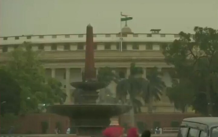 Gusty winds sweep Delhi NCR; light rain and thunderstorm likely Gusty winds sweep Delhi NCR; light rain and thunderstorm likely