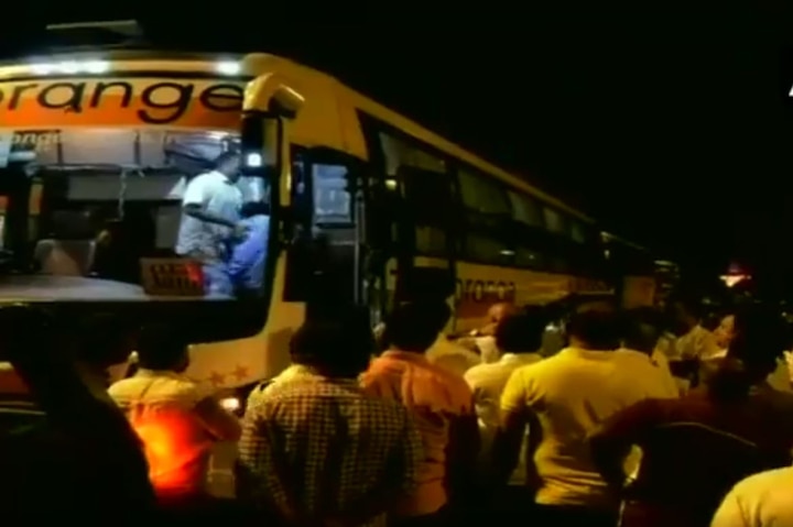 Congress, JDS MLAs sent on a bus from Bengaluru to Hyderabad Karnataka Election: Congress, JDS MLAs sent on a bus from Bengaluru to Hyderabad