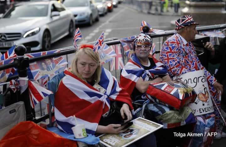 New Delhi: On the eve of the Royal Wedding, Windsor was alive with fans, royals and growing anticipation. (AFP IMAGE)