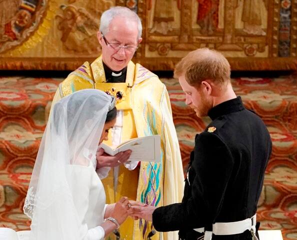 In a departure from tradition, Markle, 36, walked much of the way up the aisle unchaperoned, followed by her 10 bridesmaids and page boys -- a move seen as a powerful statement of her feminist principles. Her mother Doria Ragland accompanied her to the chapel. (Photo: AP)