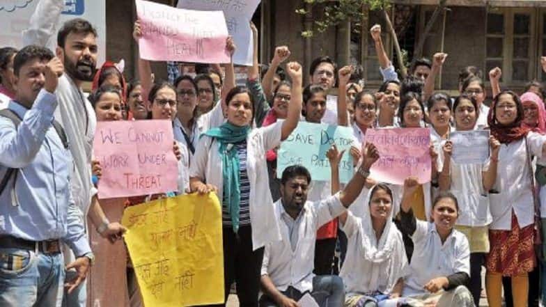 Mumbai: JJ Hospital doctors continue strike demanding security Mumbai: JJ Hospital doctors continue strike demanding security