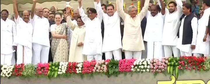 Here comes the historic picture symbolising the opposition unity: Outgoing CM Siddharamaiah, NCP chief Sharad Pawar UPA Chief Sonia Gandhi, Mayawati, Ajit Singh of RLD, Rahul Gandhi, CPI(M) leader Sitaram Yechury, sworn-in CM HD Kumaraswamy, RJD’s Tejashwi Yadav and SP leader Akhilesh Yadav (Image: ANI)