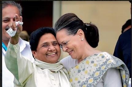 Sonia Gandhi and Mayawati's bonhomie steals the show during Kuamaraswamy's swearing-in ceremony Sonia and Maya's bonhomie steals the show during Kumaraswamy's swearing-in ceremony