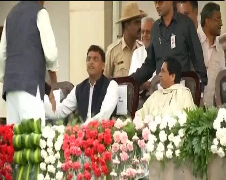 Once foes now friends- SP leader AKhilesh Yadav and BSP supremo Mayawati, can be seen together. The ‘bua-bhatija’ duo shared the same stage for the first time. 