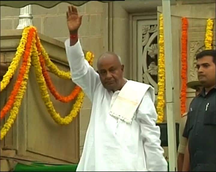Former PM H D Deve Gowda arrives at the oath-taking ceremony of his son HD Kumaraswamy. 
