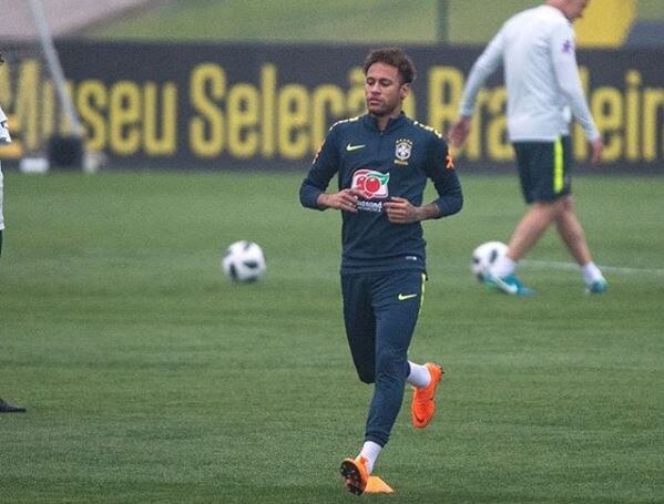 Neymar returns to training with Brazil Neymar returns to training with Brazil