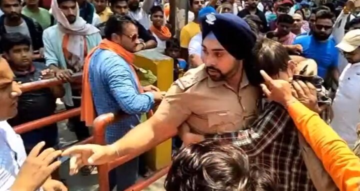 VIRAL VIDEO: Sikh cop receives praise for saving a Muslim man from lynching mob VIRAL VIDEO: Sikh cop receives praise for saving a Muslim man from lynching mob