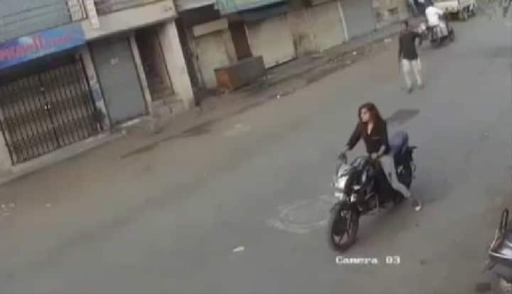 A video of the girl has gone viral in which she can be seen extorting money from a shop, after which the police has nabbed her. 