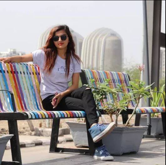 The video that has surfaced recently is of early morning of May 21, 2018. In the video the lady don arrives with her friends, brandishing a sword. She threatens a paan-seller and extorts money from him. 
