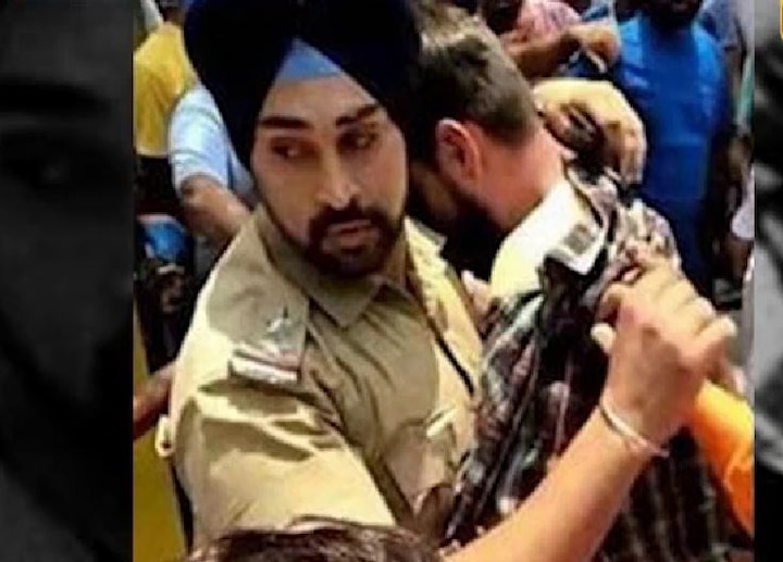 Viral Sach: Sikh policeman saves Muslim boy and Hindu girl from angry crowd? Viral Sach: Sikh policeman saves Muslim boy and Hindu girl from angry crowd?