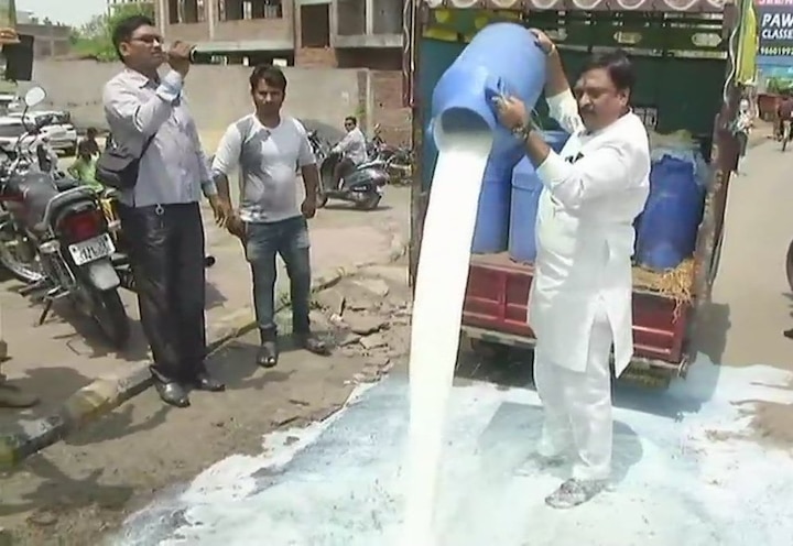 Nagpur: Farmers spill milk in protest against Union Minister Radha Mohan Singh's statement Nagpur: Protesters spill milk over Union Minister Radha Mohan Singh's statement