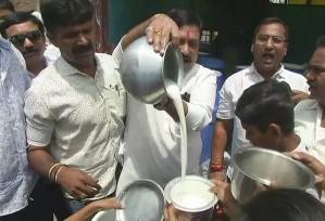 Nagpur: Protesters spill milk over Union Minister Radha Mohan Singh's statement