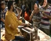 Gujarat: Men wearing PM Modi masks shower currency notes on \'bhajan\' singers