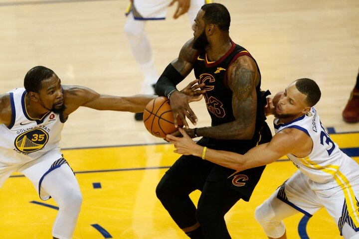 NBA - The Golden State Warriors defeat the Cleveland Cavaliers 108