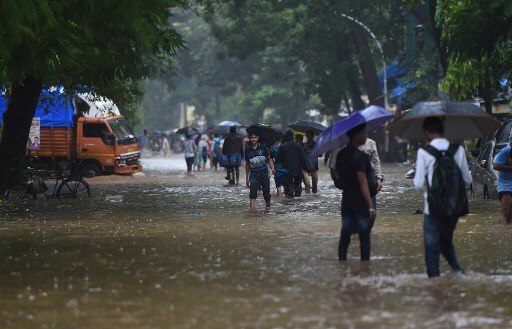 LIVE UPDATES: Monsoon hits Mumbai. Flights, trains delayed; 1 dead in Thane Mumbai Monsoon: Heavy rains delay running of flights and suburban trains