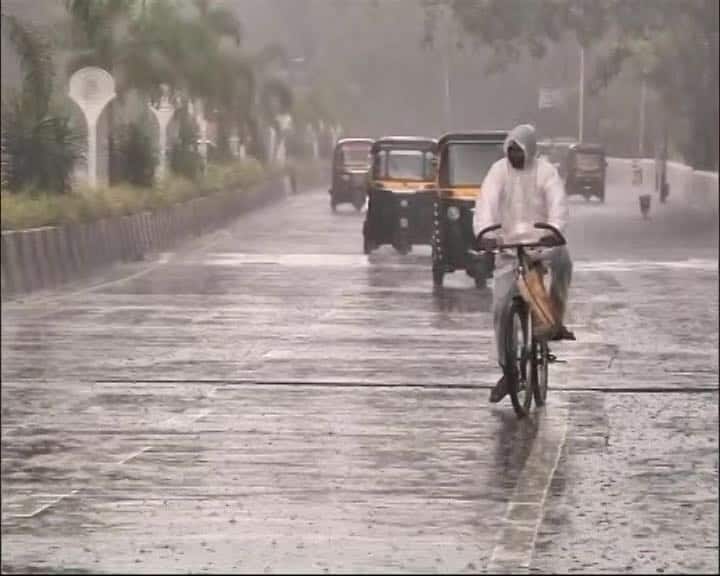 Reports say three teams of the National Disaster Response Force (NDRF) are stationed at Parel, Mankhurd (for assistance in eastern suburbs) and Andheri Sports Complex (for western suburbs). Navy personnel will be deployed in Colaba, Worli, Ghatkopar, Trombay and Malad for flood rescue. Six Flood Rescue Teams of Mumbai Fire Brigade will be posted at the Regional Command Centres.