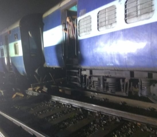 3 coaches of Mumbai-Howrah Mail derail in Maharashtra 3 coaches of Mumbai-Howrah Mail derail in Maharashtra