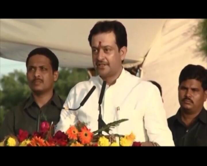 Mostly all Mahrashtra Chief Ministers including the incumbent, Devendra Fadnavis and former President Pratibha Patil used to pay obeisance to him.