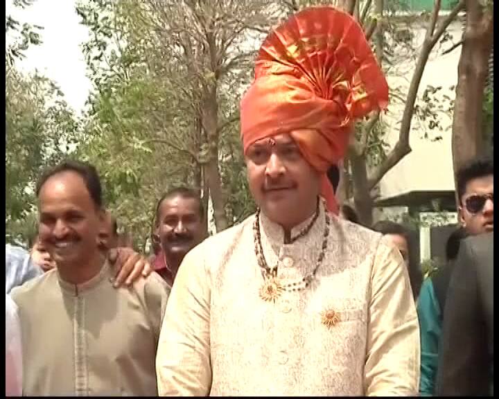 Indore: Spiritual guru Bhayyu Maharaj Bhayyu Maharaj, who had refused to accept ministerial rank granted by the Madhya Pradesh government over two months back committed suicide by shooting himself.