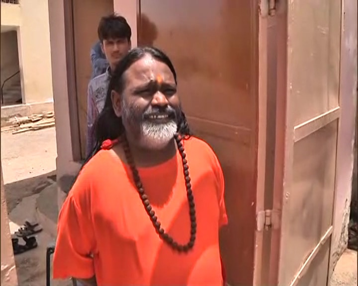 From tea-vending to preaching: Here is the story of rape-accused 'godman' Daati Maharaj From tea-vending to preaching: Here is the story of rape-accused 'godman' Daati Maharaj