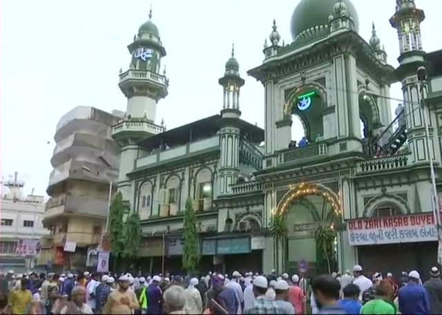 Devotees offer Namaz in front of Mumbai's Minara Masjid, on the occasion of Eidul-Fitr / ANI image