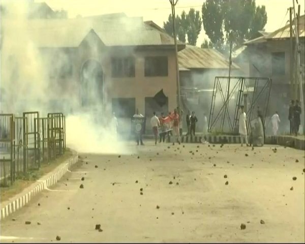 Pakistan is at it again: 1 jawan martyred in ceasefire violation at LoC, ISIS flags furled in Srinagar Pak is at it again: 1 jawan martyred in ceasefire violation at LoC, ISIS flags furled in SrinagarPak is at it again: 1 jawan martyred in firing along LoC, ISIS flags furled in Srinagar